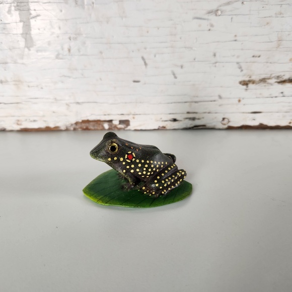 VTG 1993 Land & Sea Collectibles Frog on a Lily Pad Green- Realistic Frog Figure - Picture 1 of 10